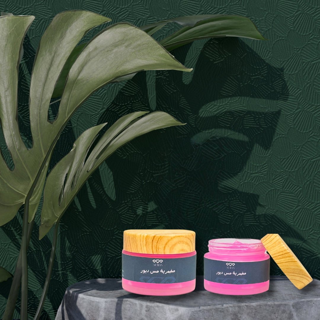 عبوة عطر مس ديور الفاخر بجانب عبوة أخرى، مع خلفية نباتية أنيقة.