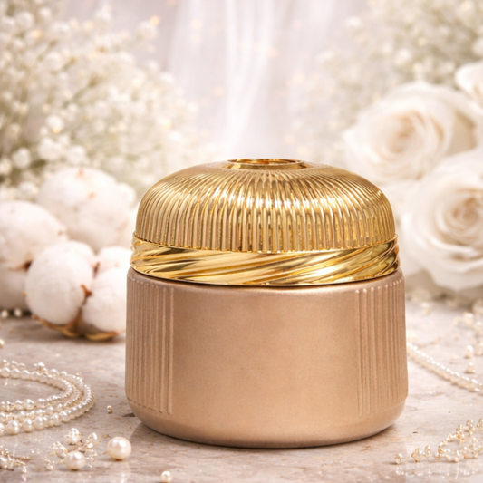 مخمرية قطنية فرنسية عربية عطرية في وعاء أنيق مع زخارف ذهبية وخلفية مزينة بالورود واللؤلؤ.