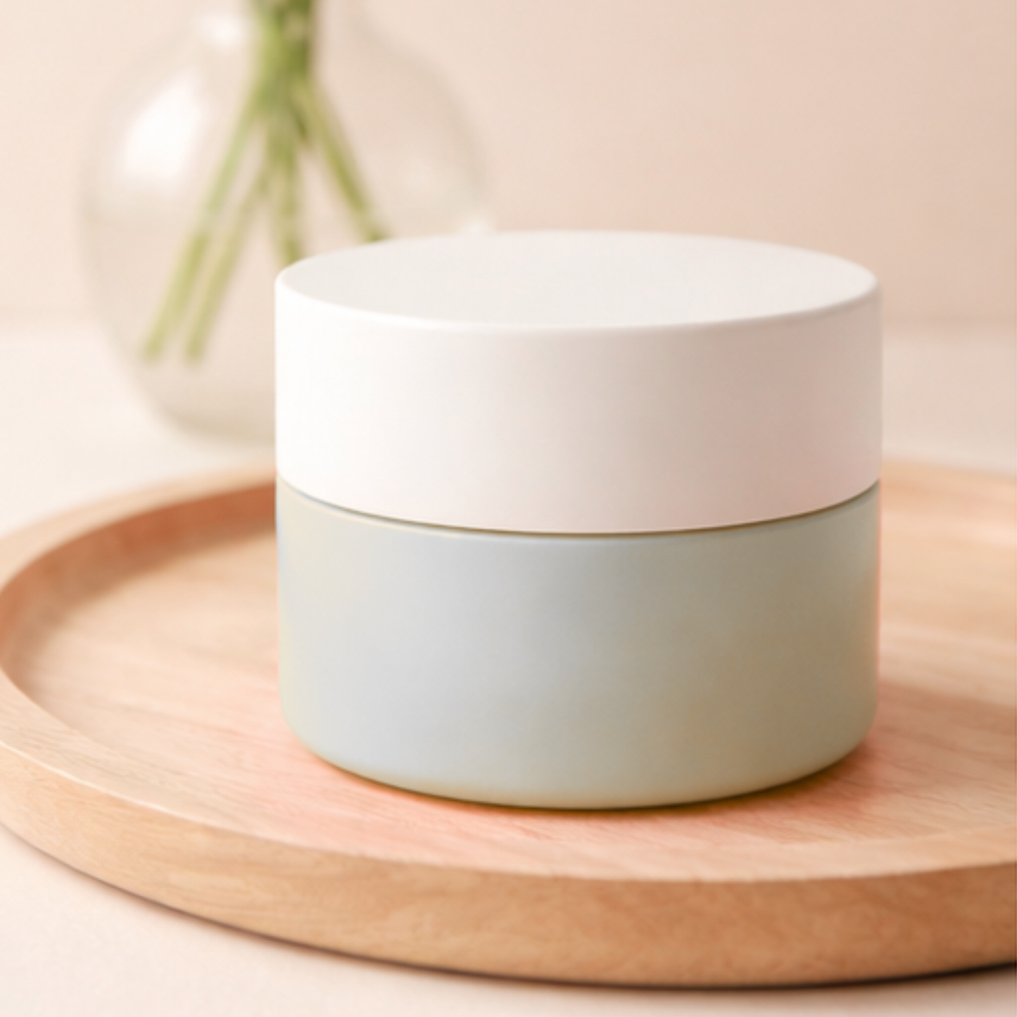 زبدة البكيني للعناية بالمناطق الحساسة في عبوة أنيقة على طبق خشبي.